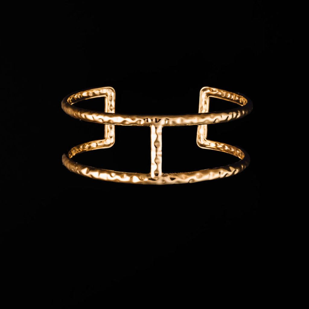Steward &amp; James - Vera Ha mmered Cuff