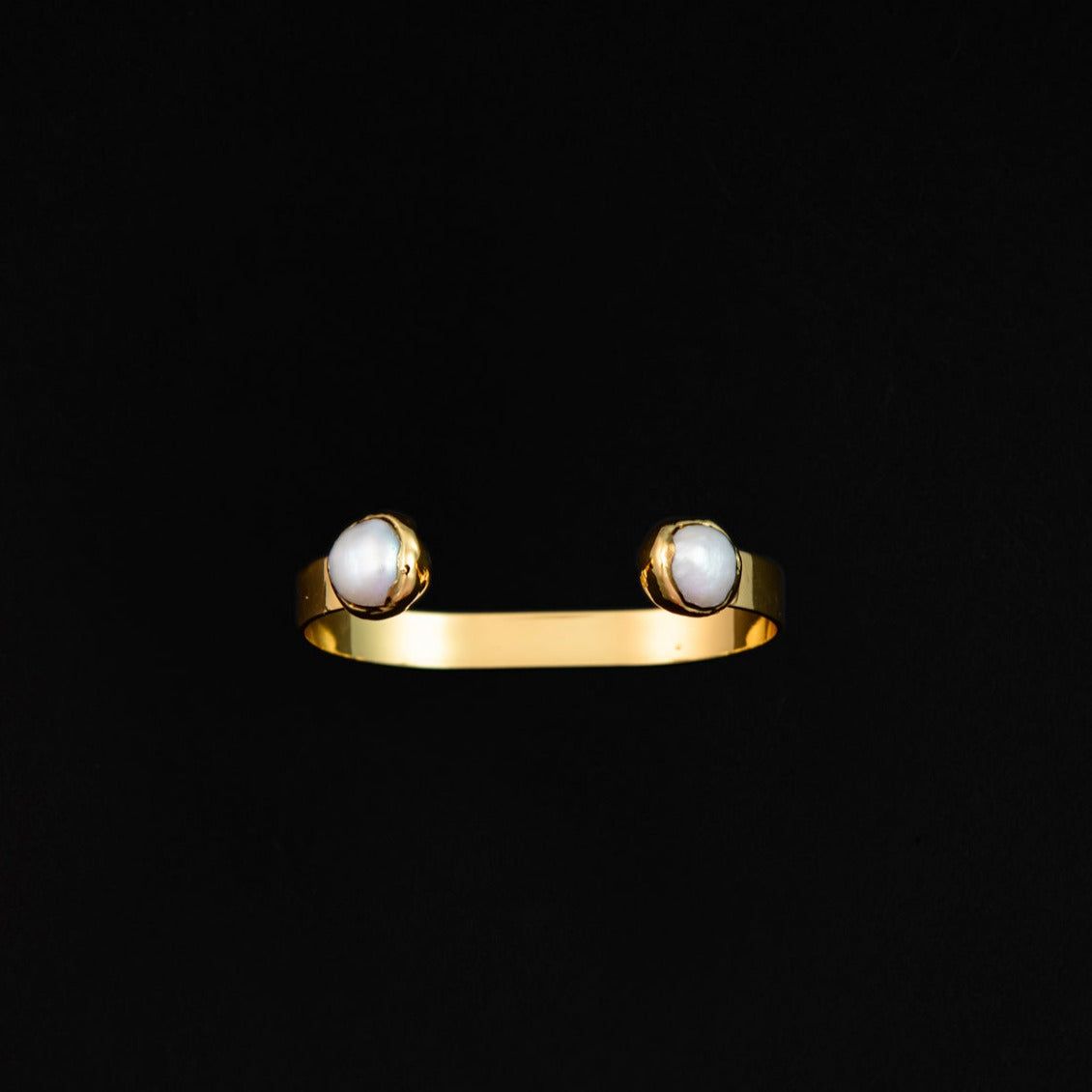 STEWARD &amp; JAMES - BAROQUE PEARL CUFF