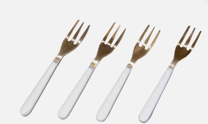 S/4 GOLD AND WHITE COCKTAIL FORK