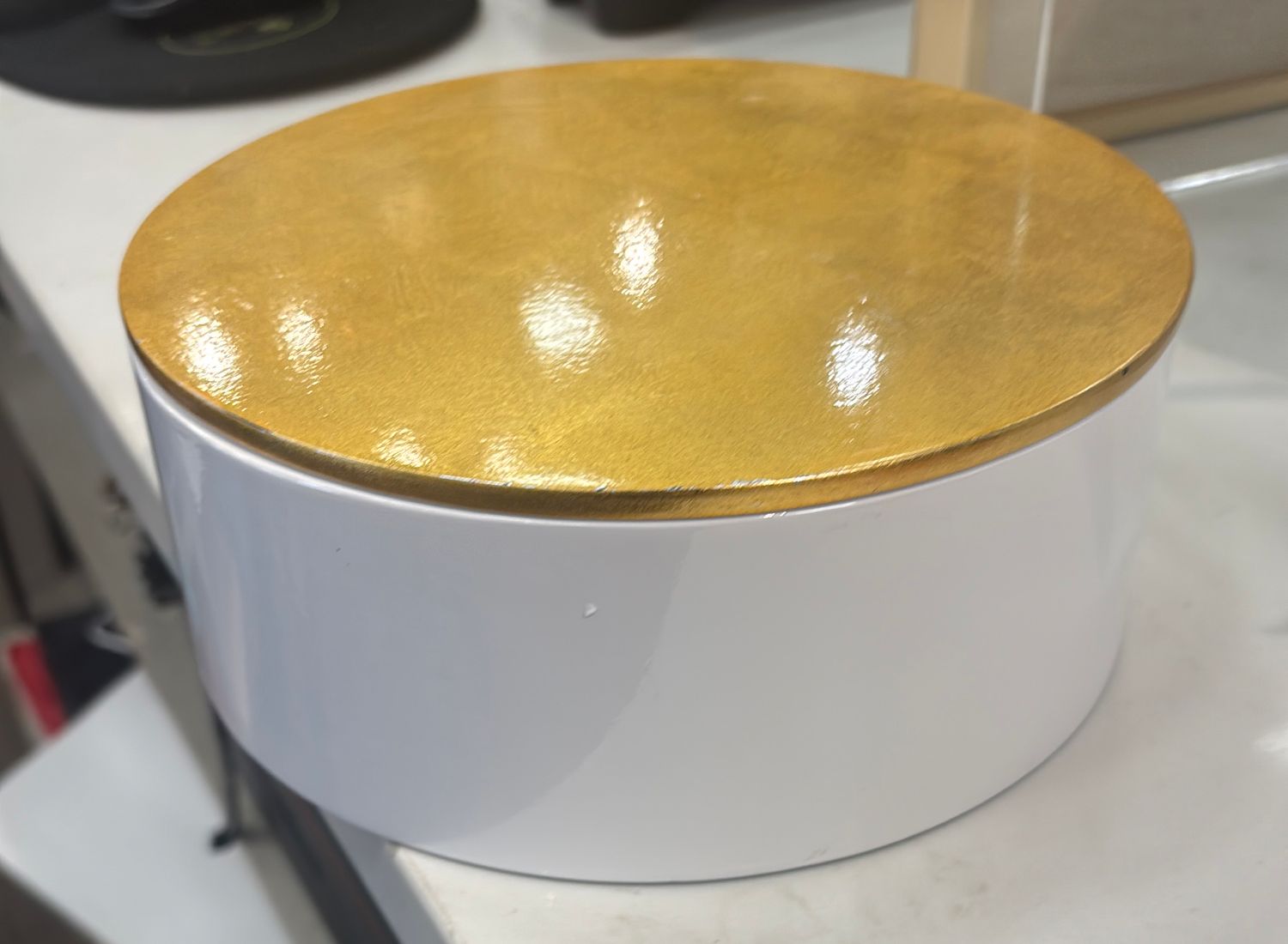 ROUND WHITE BOX WITH GOLD LID