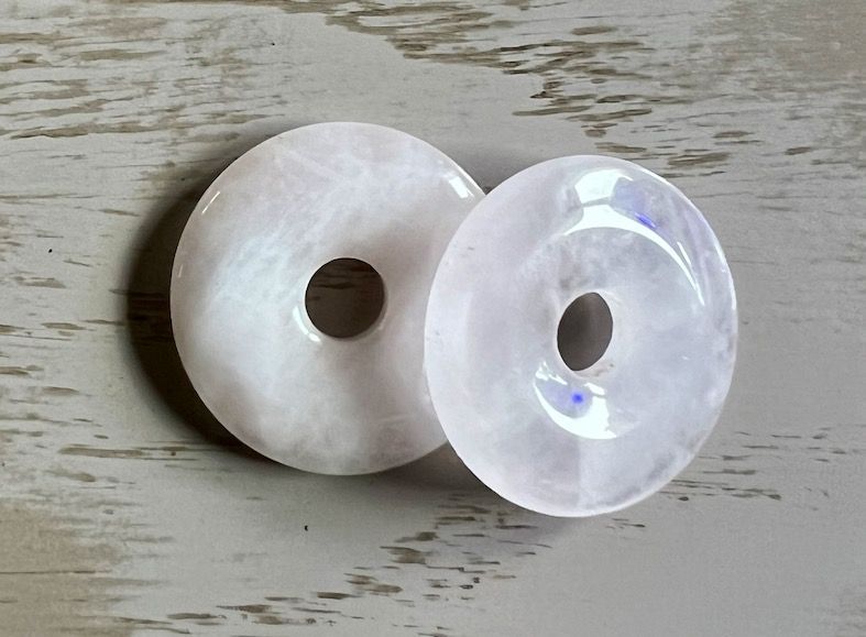 Donut en Quartz Rose 3cm, cordon de cuir coloré Donut en Quartz Rose 3cm, cordon de cuir coloré