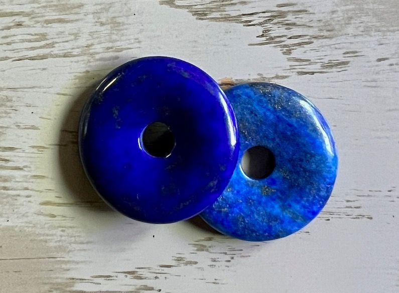 Donut en Lapis Lazuli 3cm, cordon de cuir coloré Donut en Lapis Lazuli 3cm, cordon de cuir coloré