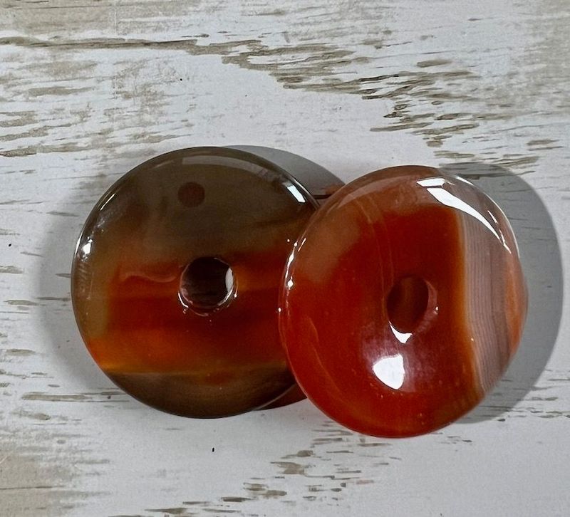 Donut en Cornaline 3cm, cordon de cuir coloré au choix Donut en Cornaline 3cm, cordon de cuir coloré au choix