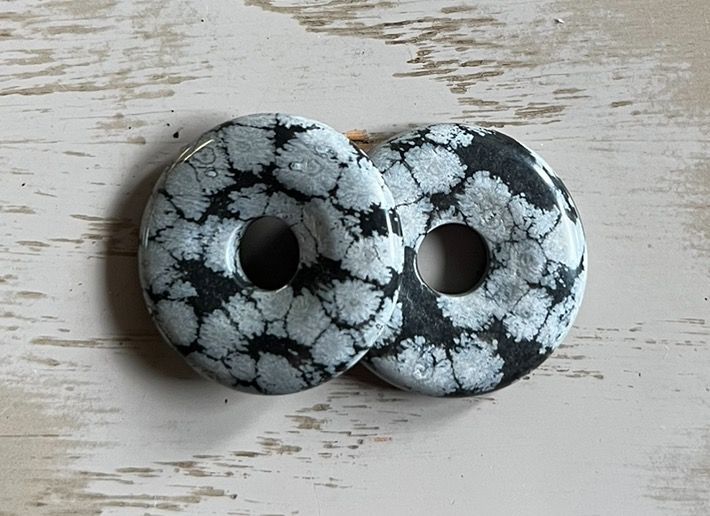 Donut en Obsidienne Neige 3cm, cordon de cuir coloré Donut en Obsidienne Neige 3cm, cordon de cuir coloré