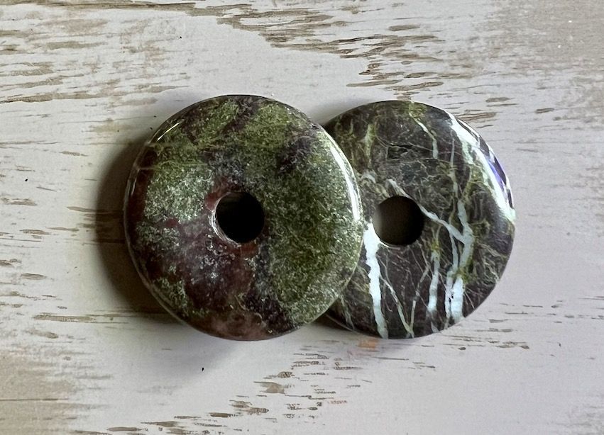 Donut en Jaspe sang de dragon 3cm, cordon de cuir coloré Donut en Jaspe sang de dragon 3cm, cordon de cuir coloré