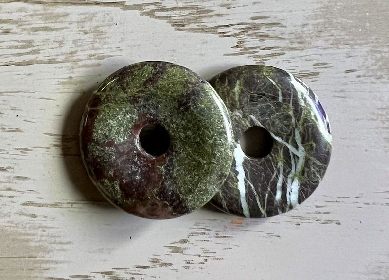 Donut en Jaspe sang de dragon 3cm, cordon de cuir coloré Donut en Jaspe sang de dragon 3cm, cordon de cuir coloré