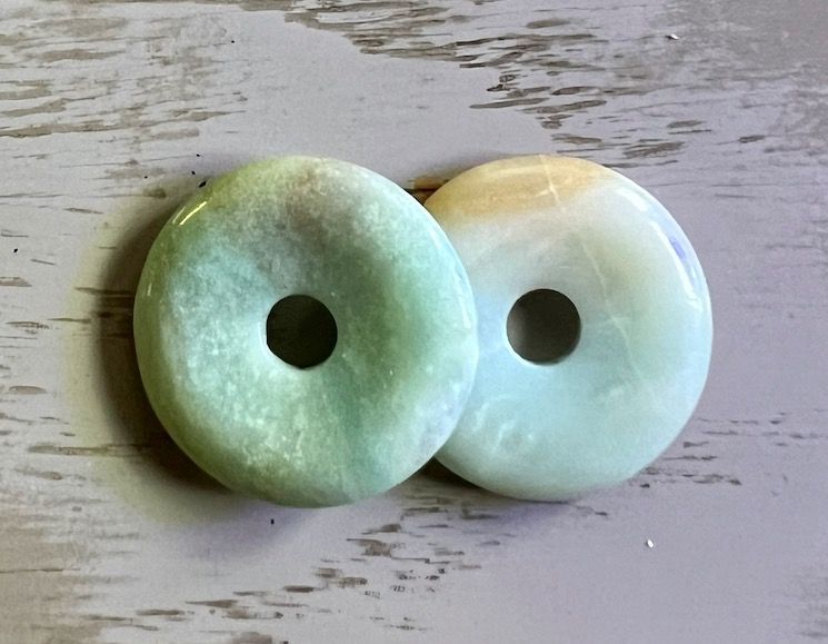 Donut en Amazonite 3cm, cordon de cuir coloré Donut en Amazonite 3cm, cordon de cuir coloré