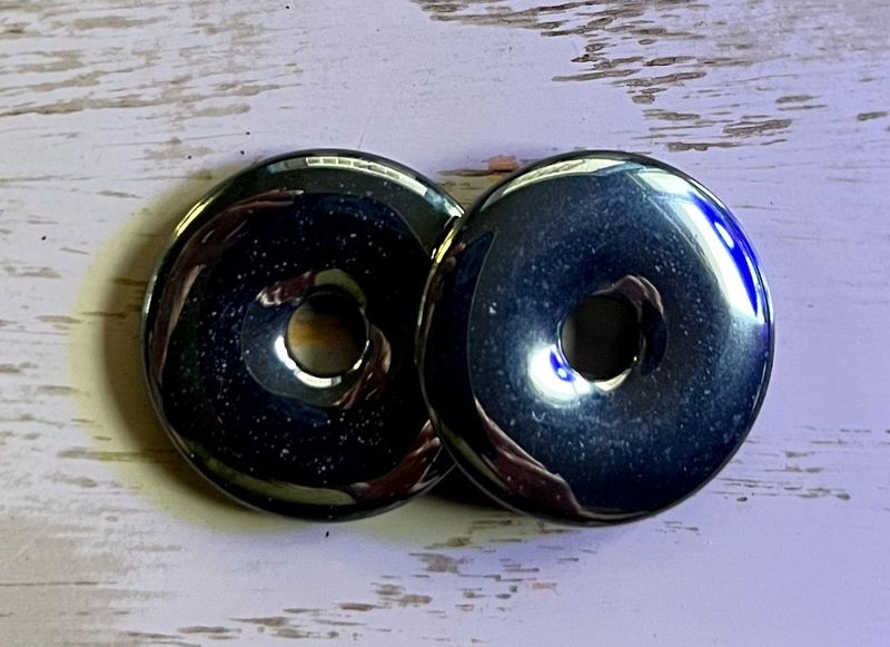 Donut en Hématite 3cm, cordon de cuir coloré Donut en Hématite 3cm, cordon de cuir coloré