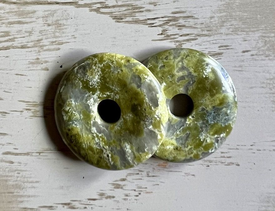 Donut en Unakite 3cm, cordon de cuir coloré Donut en Unakite 3cm, cordon de cuir coloré