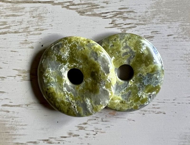 Donut en Unakite 3cm, cordon de cuir coloré Donut en Unakite 3cm, cordon de cuir coloré