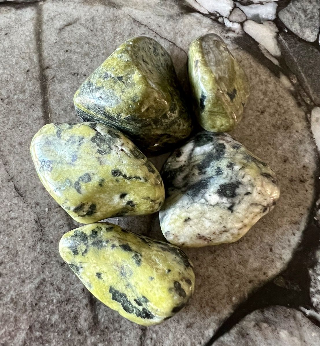 Pierre polie jade néphrite de Qualité A Pierre polie jade néphrite de Qualité A