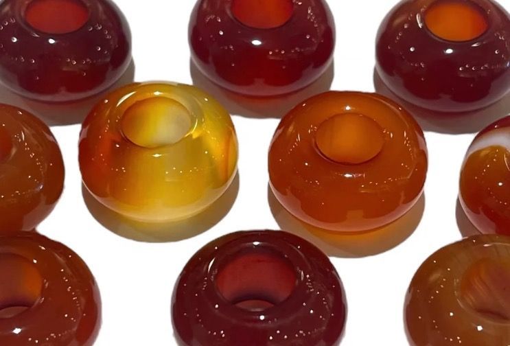 Donut en Cornaline, cordon cuir marron Donut en Cornaline, cordon cuir marron