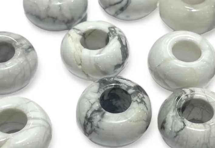 Donut en Howlite, cordon cuir marron Donut en Howlite, cordon cuir marron
