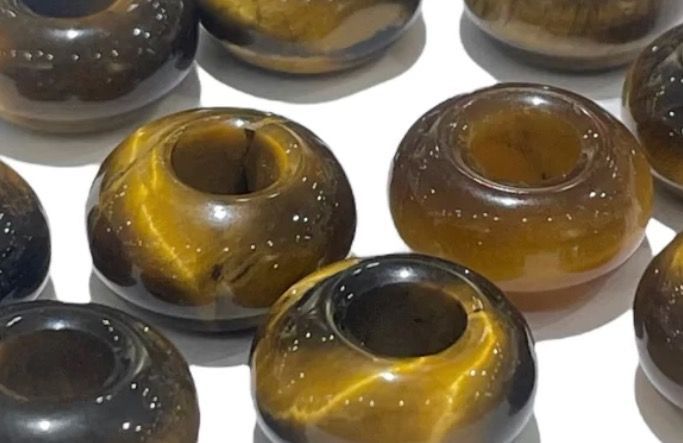 Donut en Oeil de tigre, cordon cuir marron Donut en Oeil de tigre, cordon cuir marron