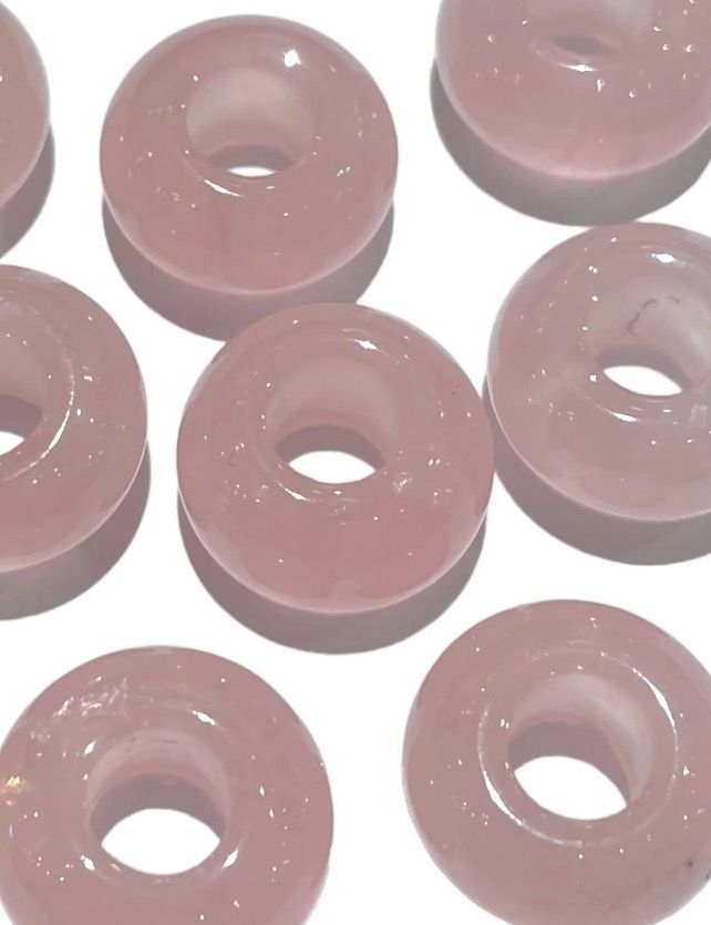 Donut en Quartz rose, cordon cuir marron Donut en Quartz rose, cordon cuir marron