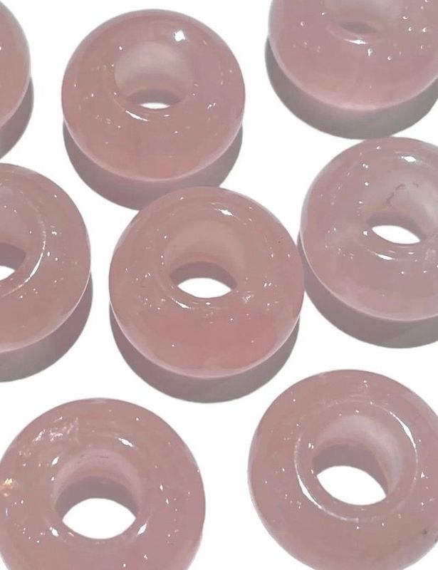 Donut en Quartz rose, cordon cuir marron Donut en Quartz rose, cordon cuir marron