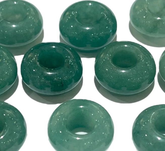 Donut en Aventurine verte, cordon cuir marron Donut en Aventurine verte, cordon cuir marron