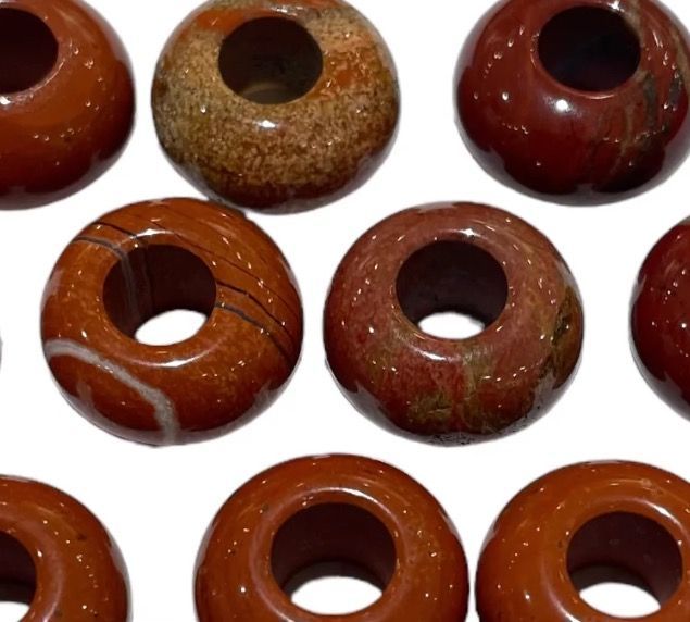 Donut en Jaspe rouge, cordon cuir marron Donut en Jaspe rouge, cordon cuir marron