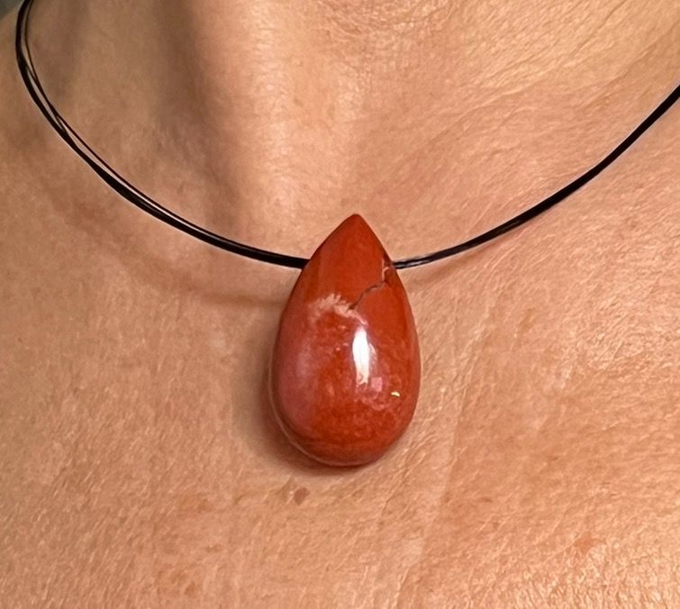 Pendentif Jaspe Rouge forme goutte-trou latéral Pendentif Jaspe Rouge forme goutte-trou latéral