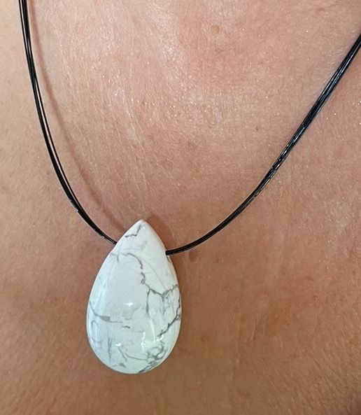Pendentif Howlite forme goutte-trou latéral Pendentif Howlite forme goutte-trou latéral