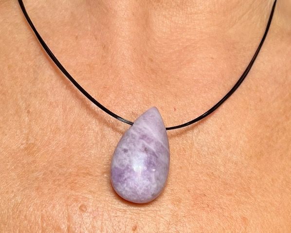 Pendentif Lépidolite forme goutte-trou latéral Pendentif Lépidolite forme goutte-trou latéral
