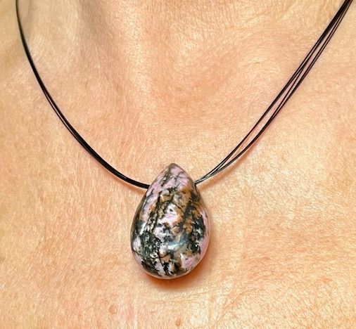 Pendentif Rohdonite forme goutte-trou latéral Pendentif Rohdonite forme goutte-trou latéral