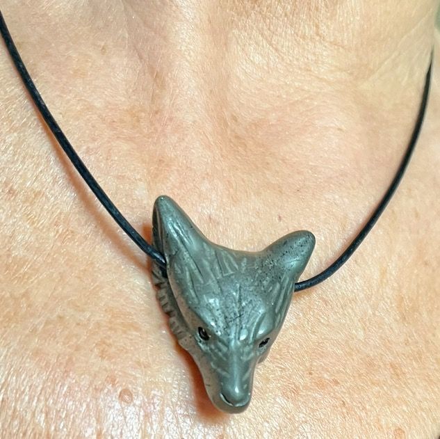 Pendentif Tête de Loup unakite (Cordon de cuir noir)
