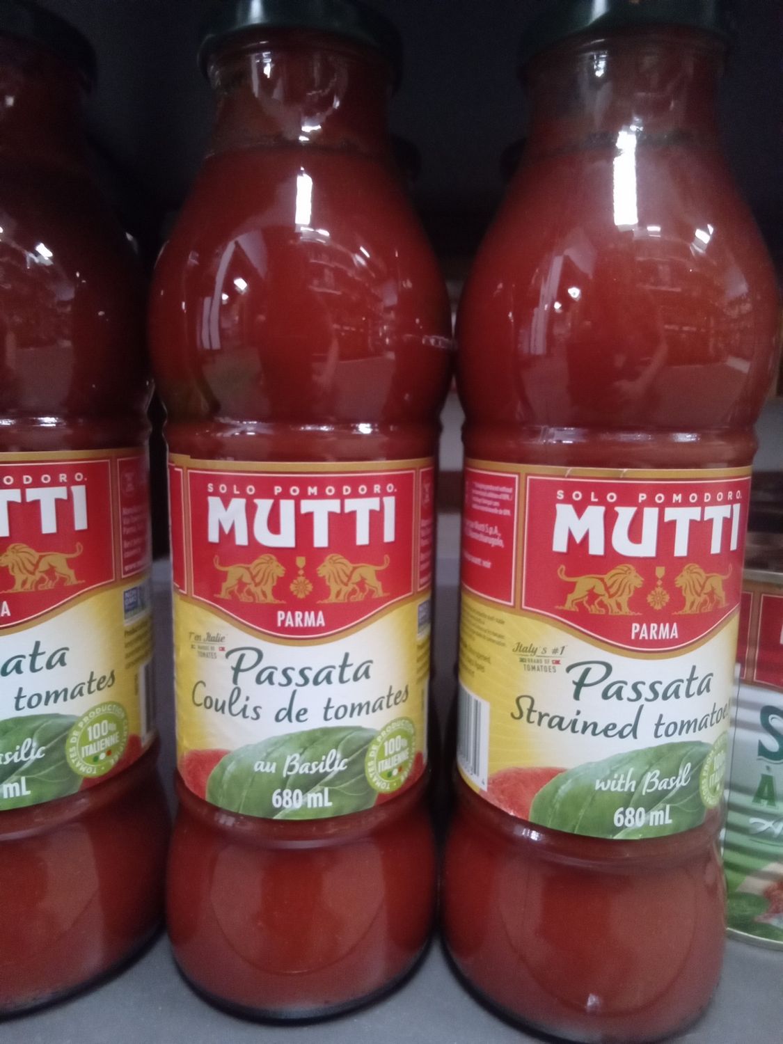 Mutti Pasta Strained Tomato with Basil sauce - 680ml