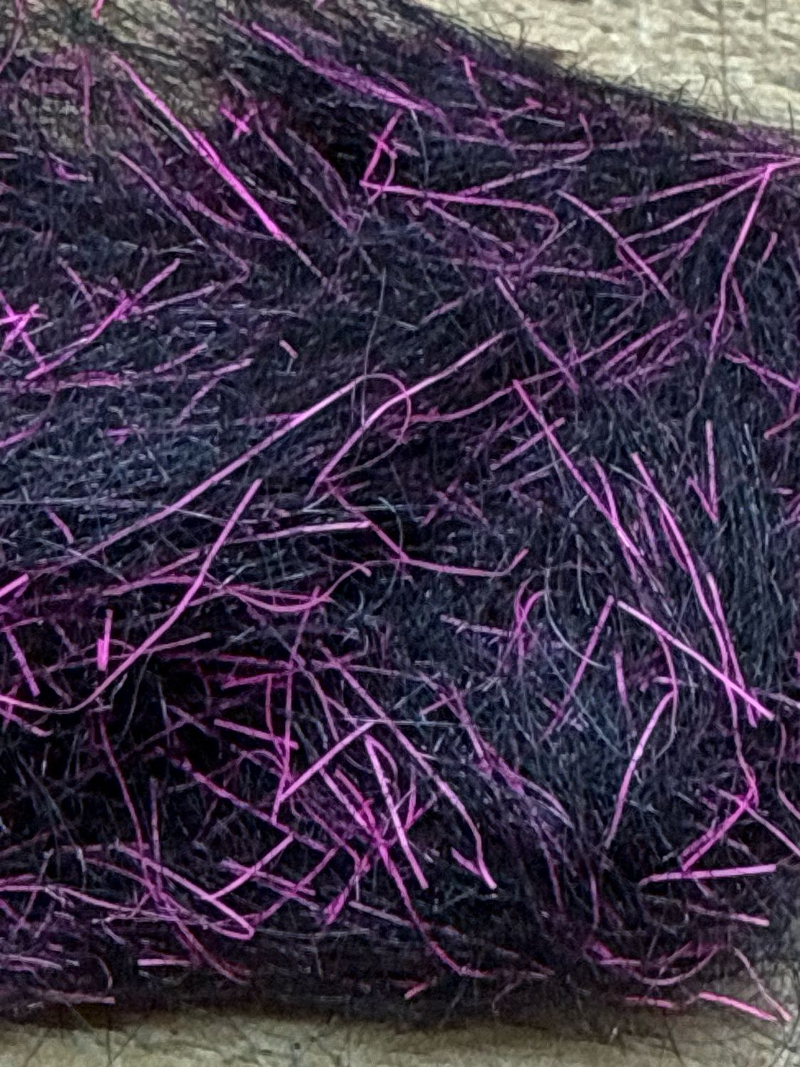 Hareline Spawn Simi Seal Dubbing Black / U.V. Pink