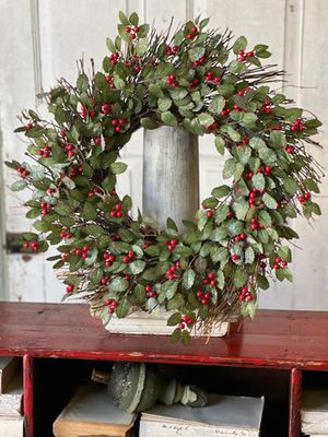 Holly Wreath w/Berry 22”