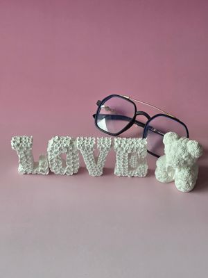 LOVE – dekoracja z motywem róż