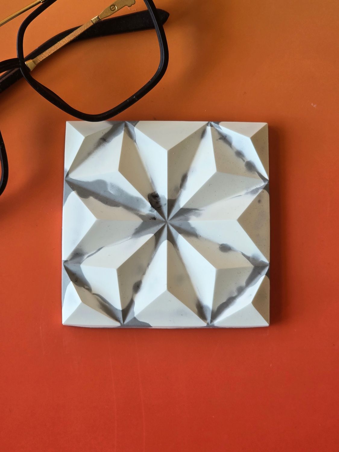 Geometryczna podkładka 4 – unikatowa dekoracja