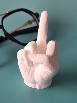 F#CK – ozdobny uchwyt na pierścionek