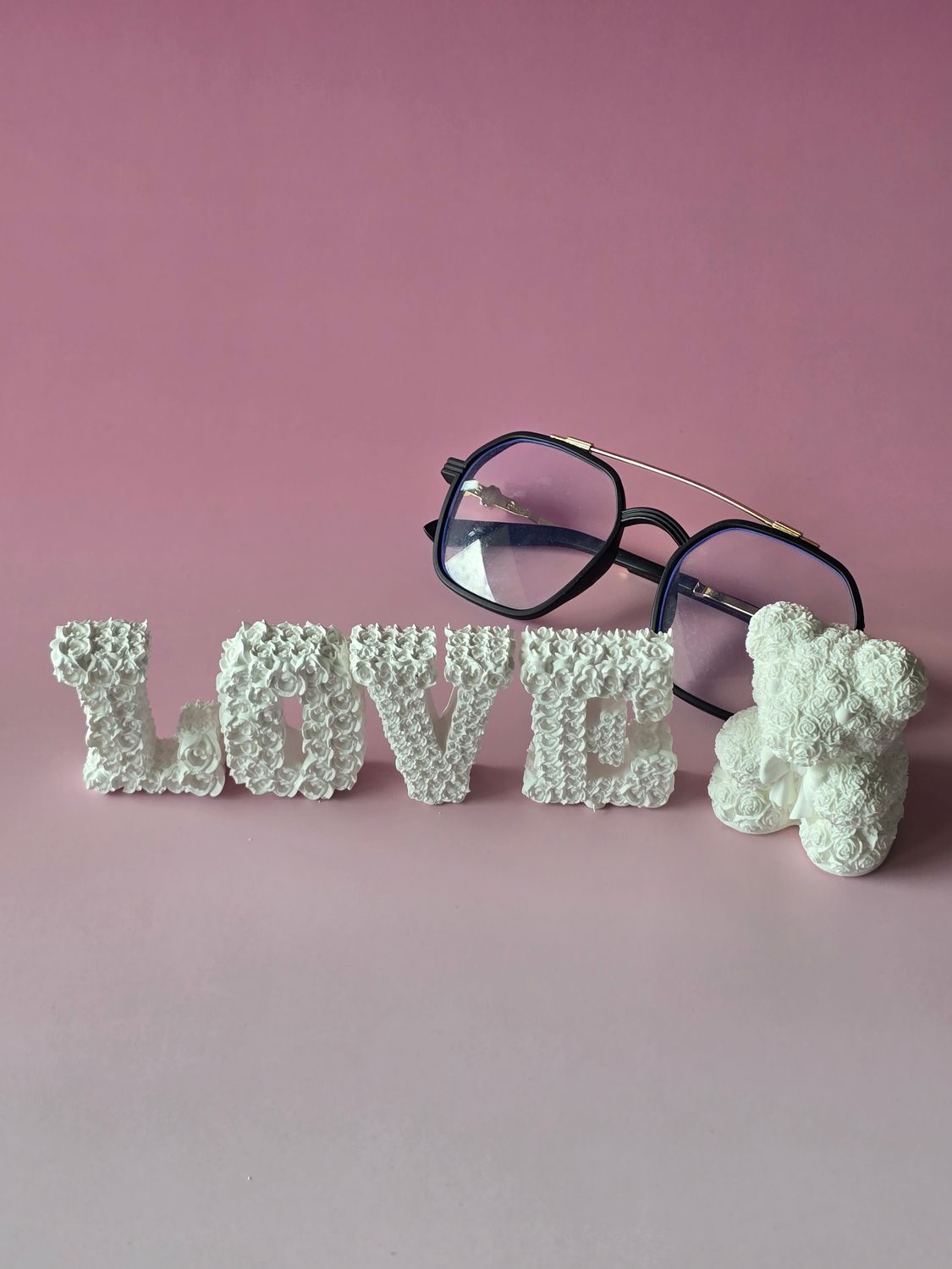 LOVE – dekoracja z motywem róż