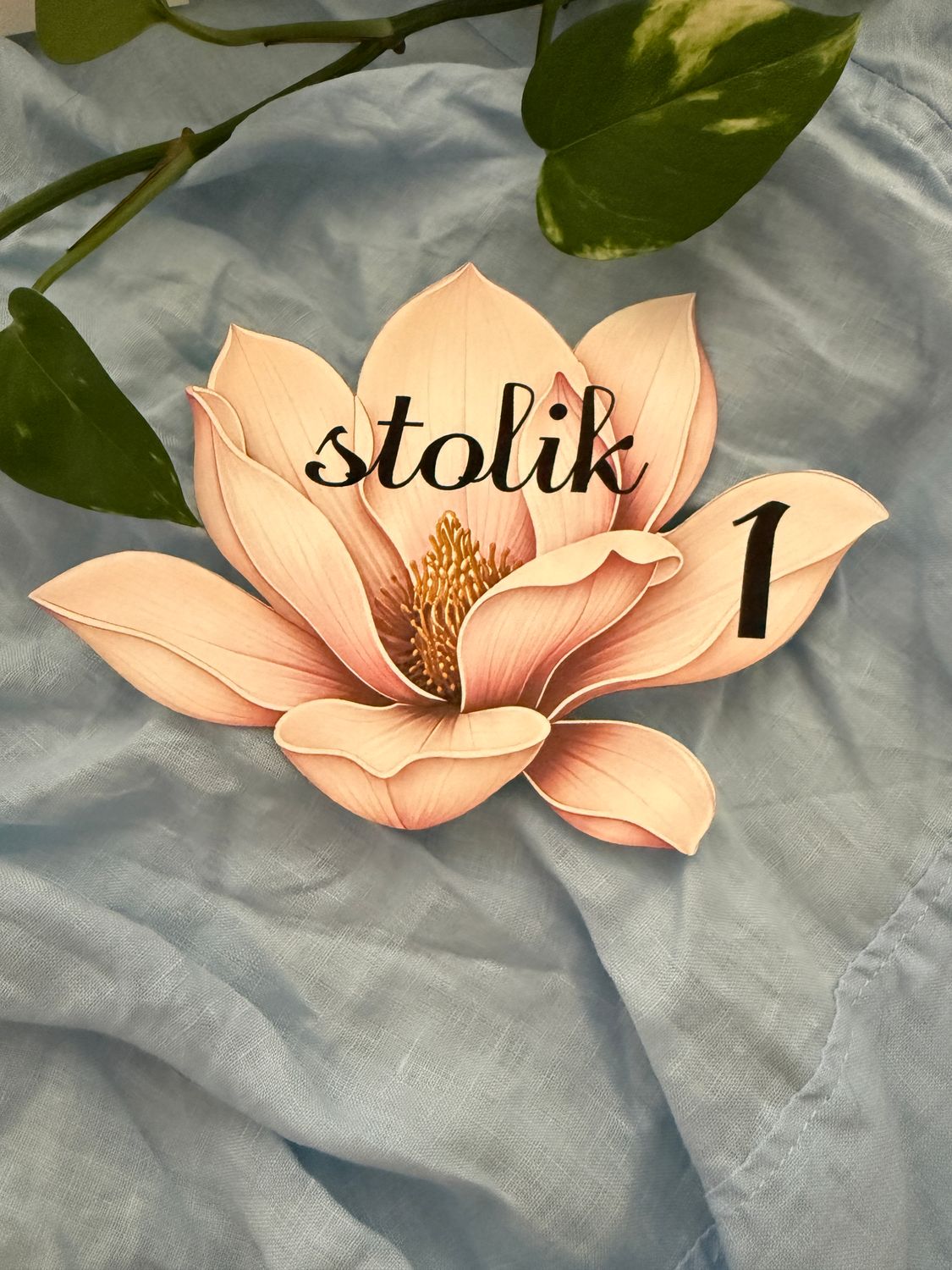 Numer stołu weselnego z kwiatem magnolii – Sweet Magnolia