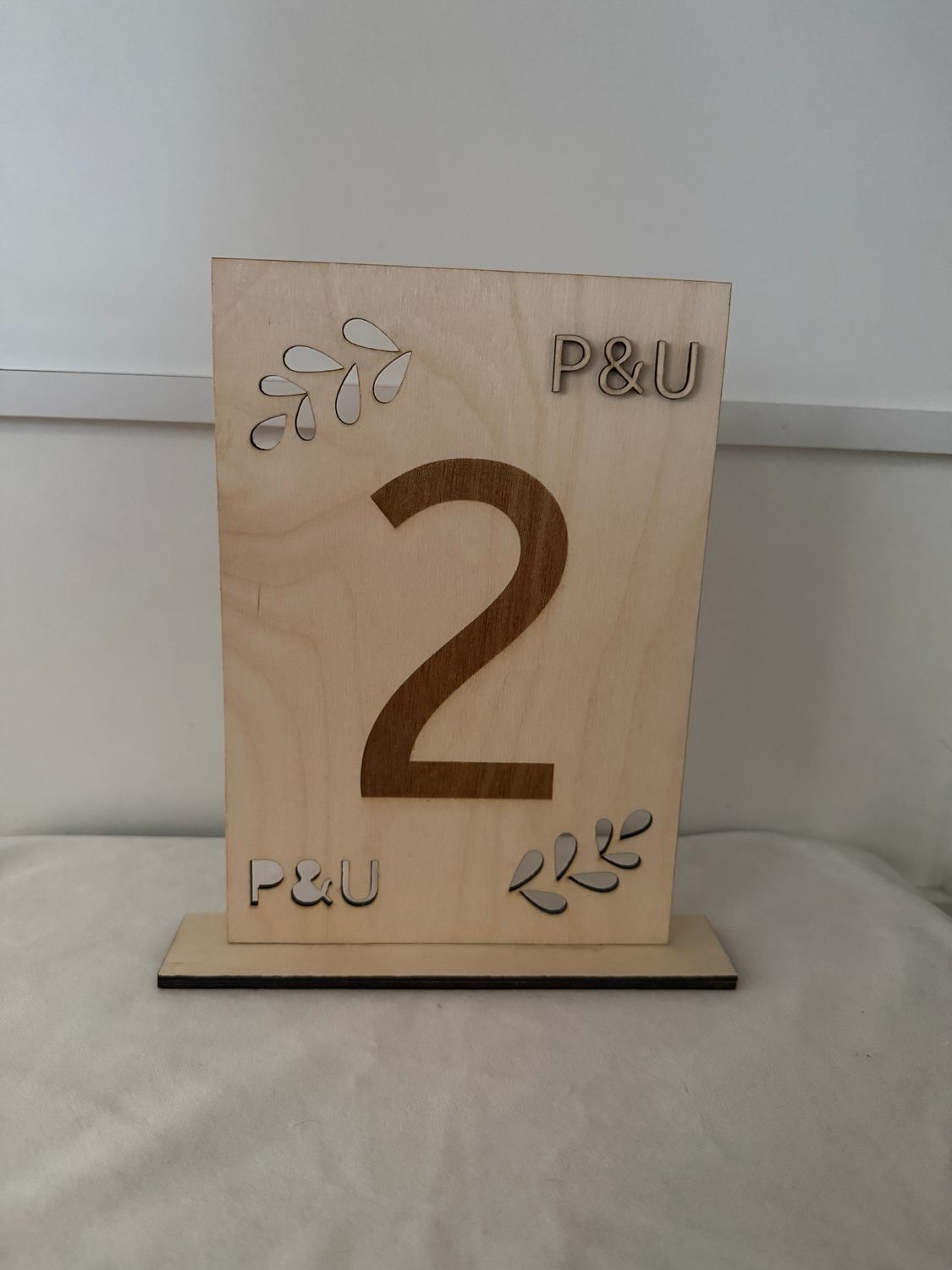 Drewniany numer stołu z listkami i inicjałami 3D