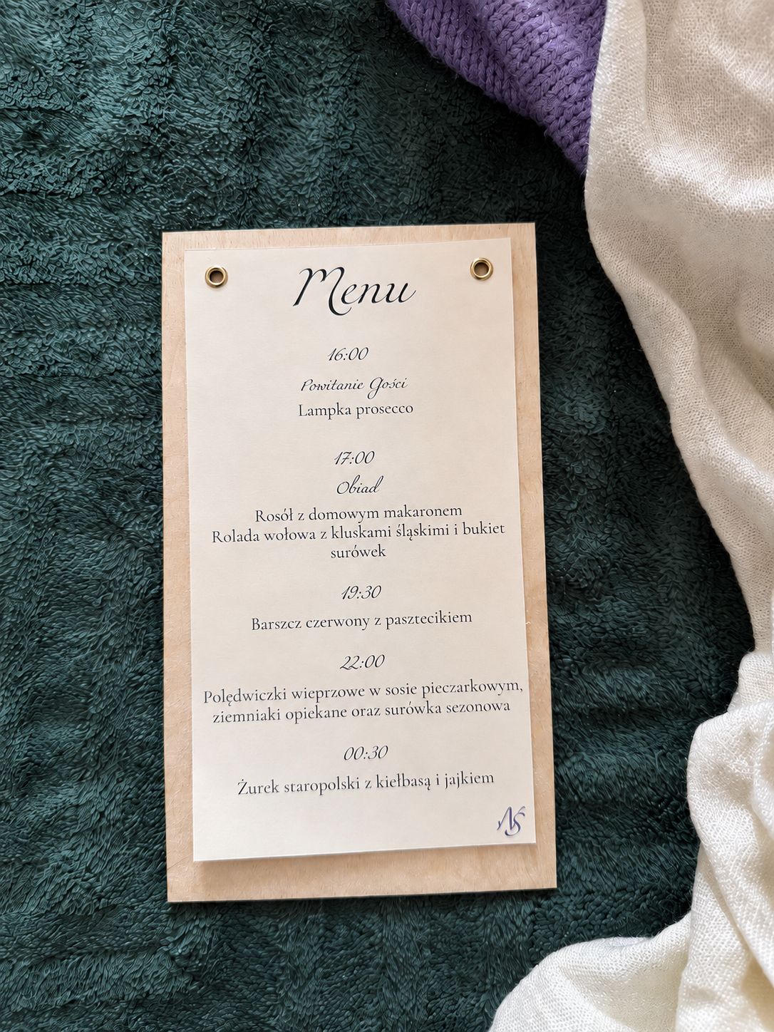 ​Menu weselne na drewnianej podkładce – Klasyczna Elegancja | Lavender Bloom