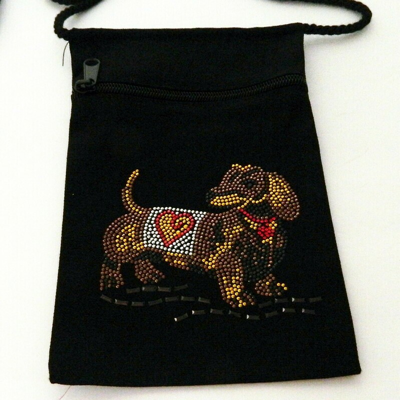 DACHSHUND
Zipperd Embellished Pouch