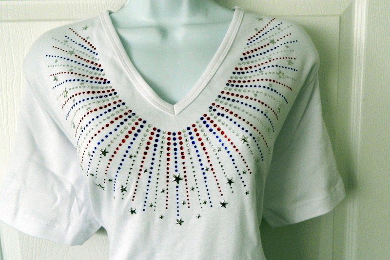 RED,WHITE & BLUE Neckline