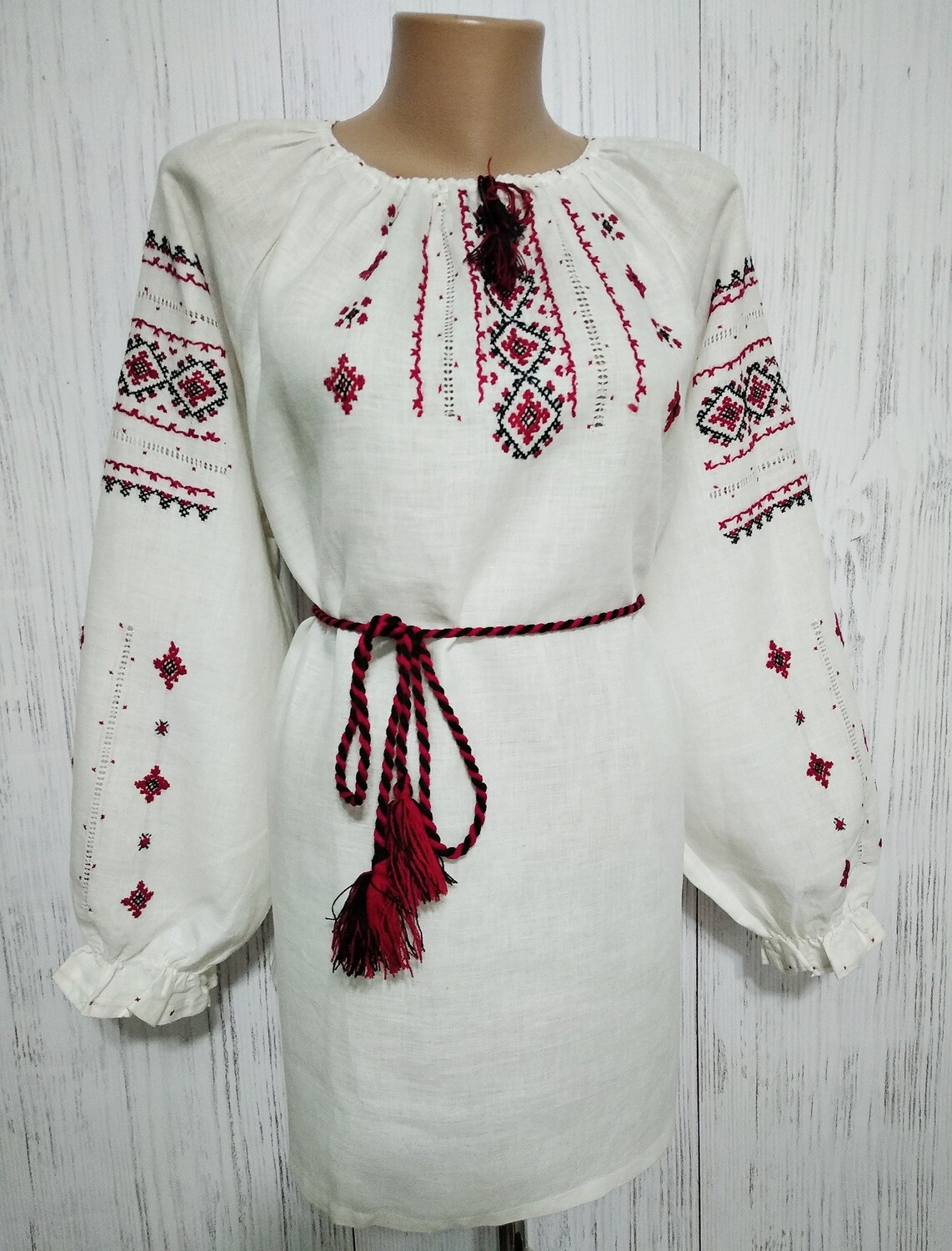 Вишиванка ручної роботи, жіноча вишита на льоні (Арт. 02369)