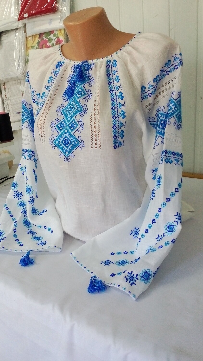 Вишиванка ручної роботи, жіноча вишита на льоні (Арт. 02469)
