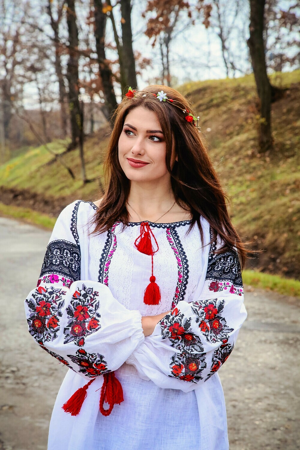 Вишиванка, жіноча вишивана блузка на білому льоні (Арт. 02140)