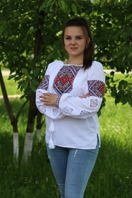 Вишиванка, жіноча вишивана блузка на домотканому полотні Вишиванка, жіноча вишивана блузка на домотканому полотні