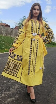 Вишиванка, жіноча вишивана сукняна жовтому домотканому полотні Вишиванка, жіноча вишивана сукняна жовтому домотканому полотні