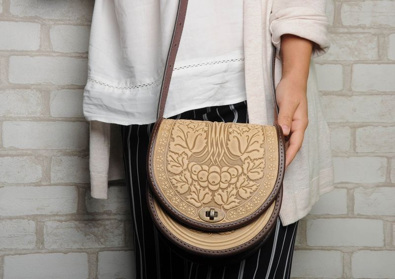 Карпатська сумка жіноча шкіряна оригінальна з авторським тисненням "Калина"
(Арт 03325) Карпатська сумка жіноча шкіряна оригінальна з авторським тисненням "Калина"
(Арт 03325)