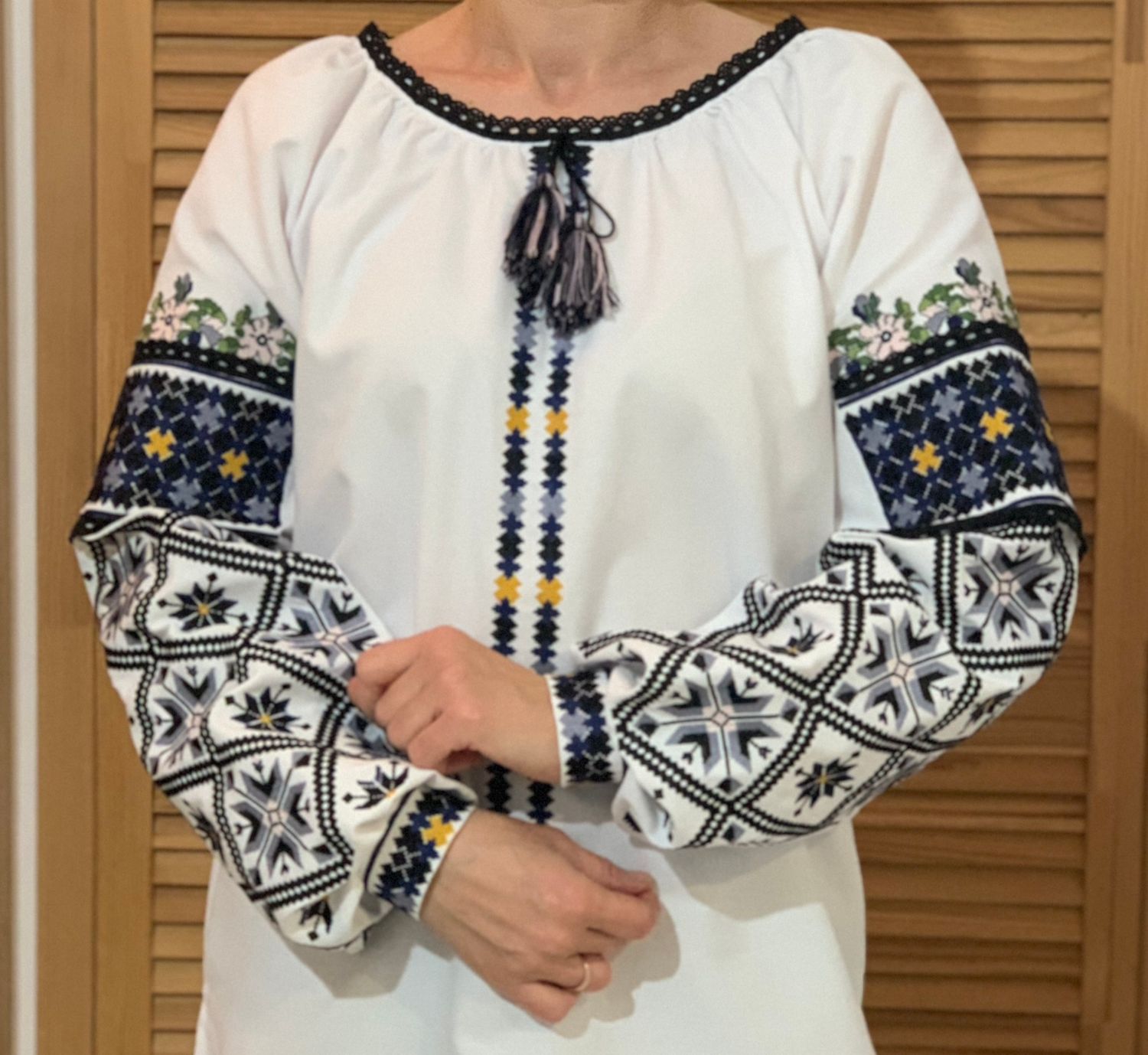 Вишиванка, жіноча вишивана блузка на домотканому полотні (Арт. 03436)