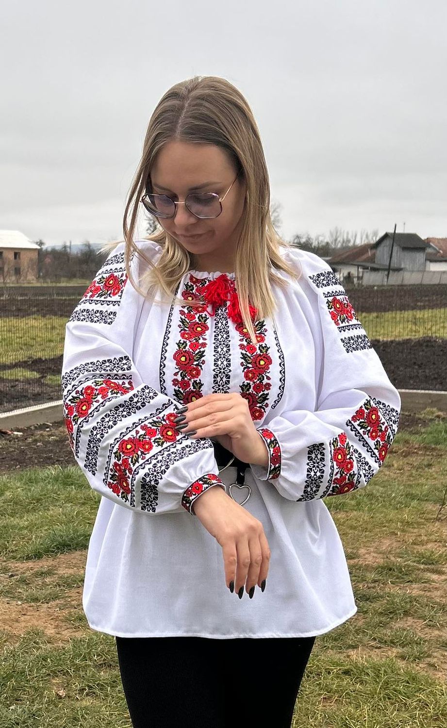 Вишиванка, жіноча вишивана блузка на білому льоні (Арт. 03438)
