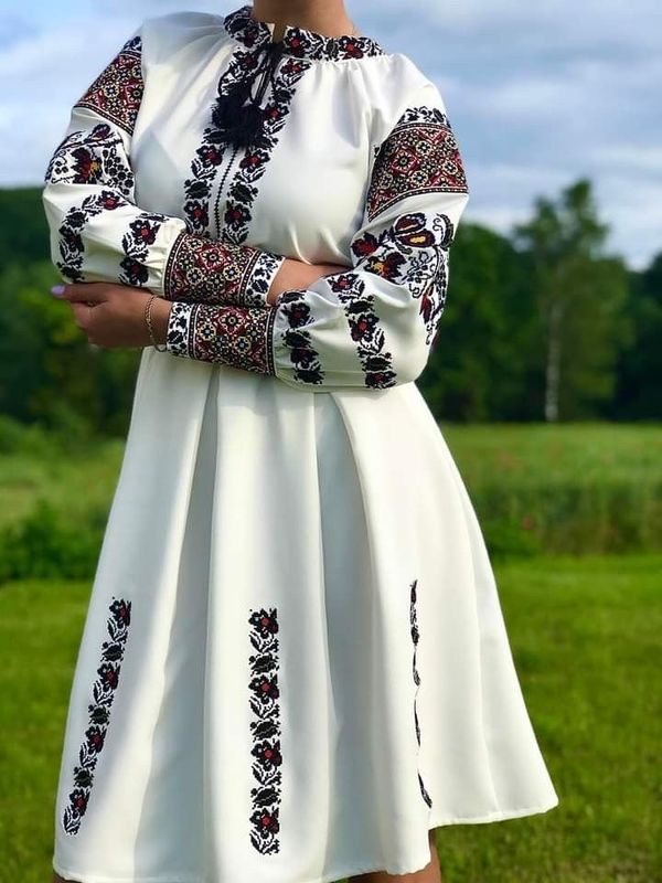 Вишиванка, жіноча вишивана сукня на молочному габардині (арт. 03472)