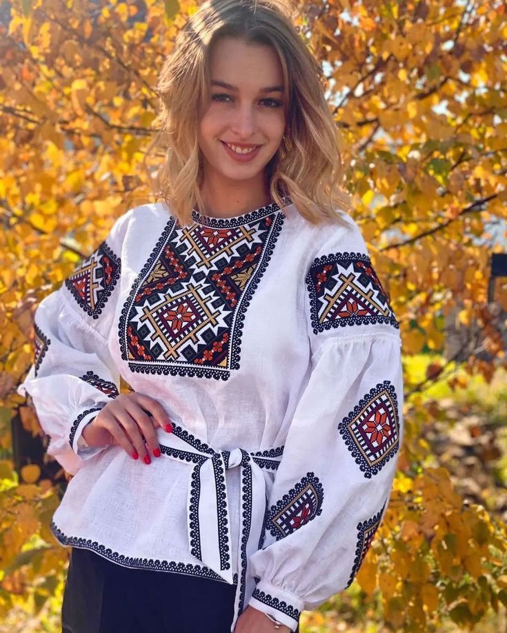 Вишиванка, жіноча вишивана блузка на білому льоні (Арт. 03547)