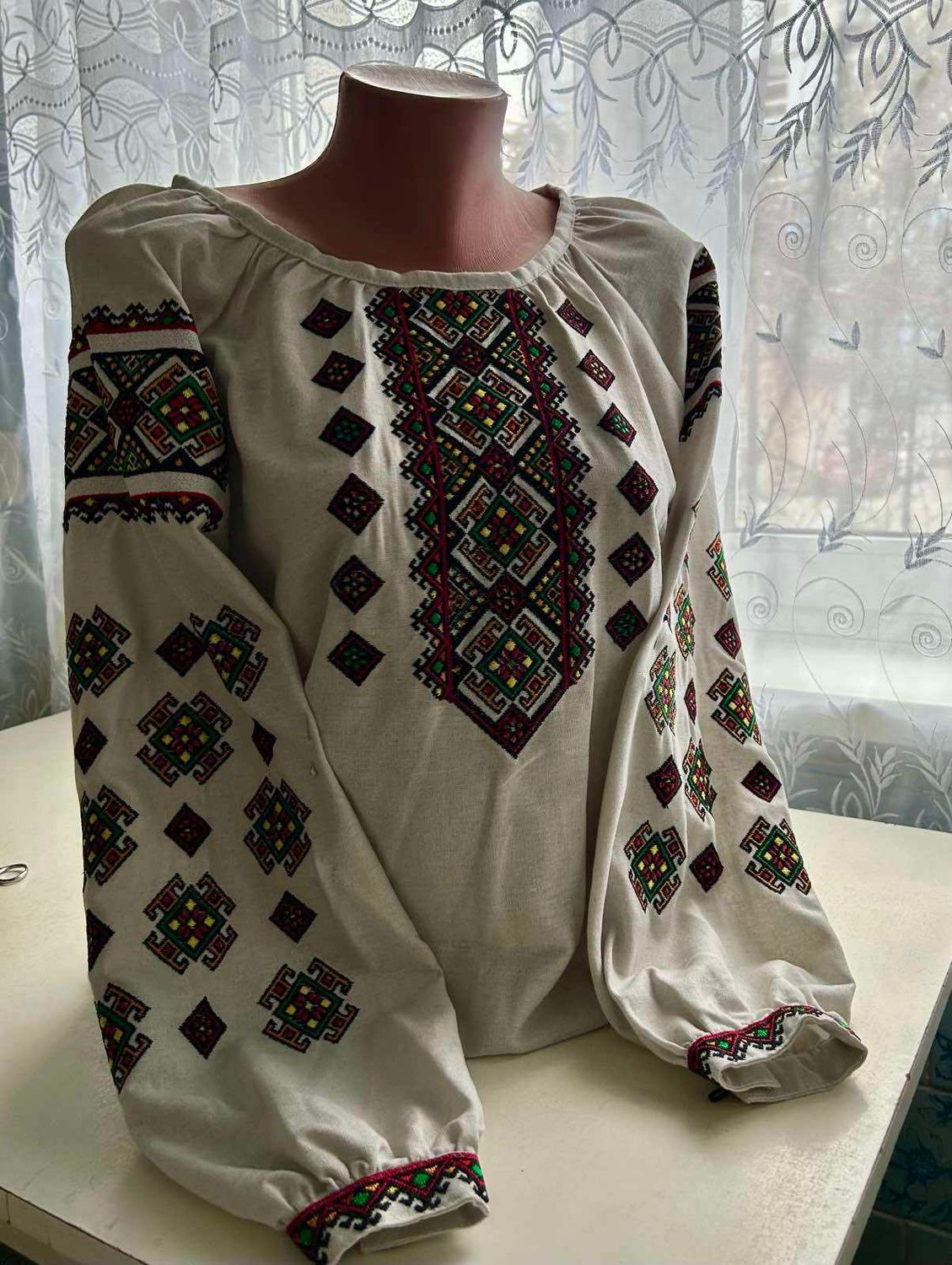 Вишиванка, жіноча вишивана блузка на сірому домотканому полотні (Арт. 03584)